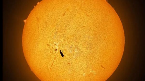 Астрофотограф запечатлел парашютиста на фоне Солнца в уникальном кадре