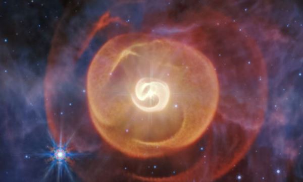 &laquo;Джеймс Уэбб&raquo; впервые показал уникальные пылевые спирали редкой двойной звезды