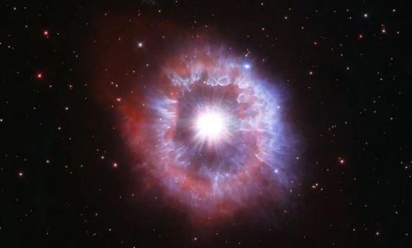 Телескоп &laquo;Джеймс Уэбб&raquo; нашел первые доказательства существования звезд-гигантов в ранней Вселенной