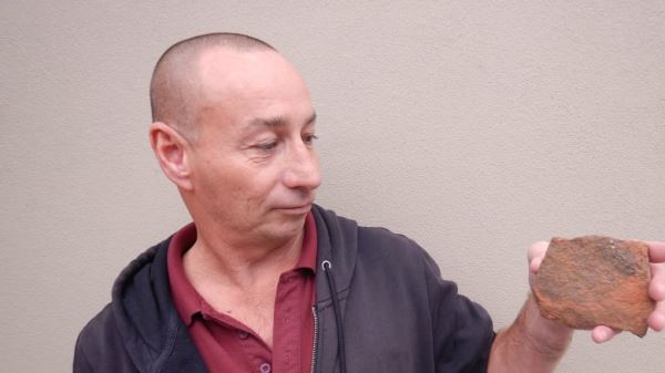 Австралиец считает, что подвергся проклятию, потому что взял камень из священного места