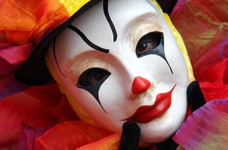 История Дэна Митчелла, которого всю жизнь преследует фантом, похожий на Арлекина