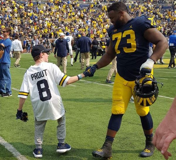 Родившийся с кучей патологий и почти всеми органами наружу мальчик отпраздновал свое 17-летие