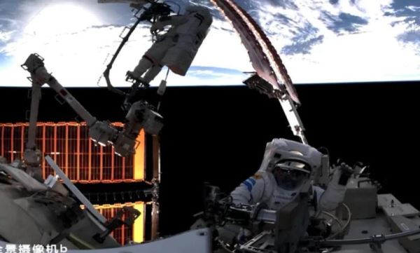 В ходе выхода в открытый космос тайконавты Китая впервые осмотрели повреждённый &laquo;Шэньчжоу-20&raquo;