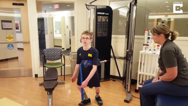 Родившийся с кучей патологий и почти всеми органами наружу мальчик отпраздновал свое 17-летие