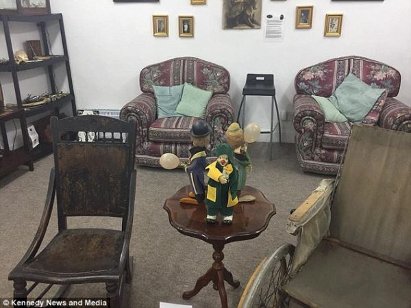 В музее на камеру засняли движущуюся фигурку клоуна