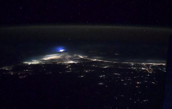Кудь-Сверчков запечатлел с&nbsp;орбиты звездопад и&nbsp;грозу над Абу-Даби