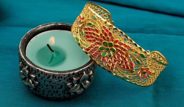 Женщина, которая "притягивала" к себе золотые украшения