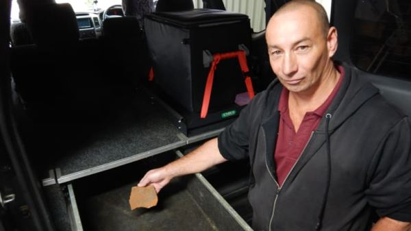 Австралиец считает, что подвергся проклятию, потому что взял камень из священного места