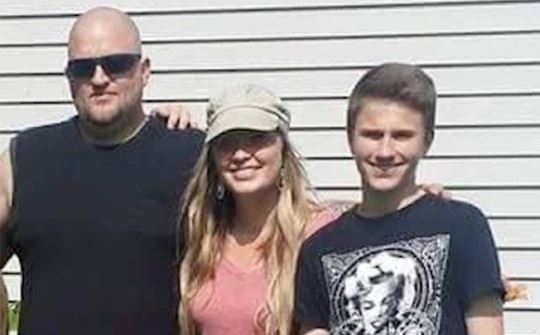 Мужчина решил, что принес кого-то с того света, когда после клинической смерти увидел на свежем семейном фото руку призрака