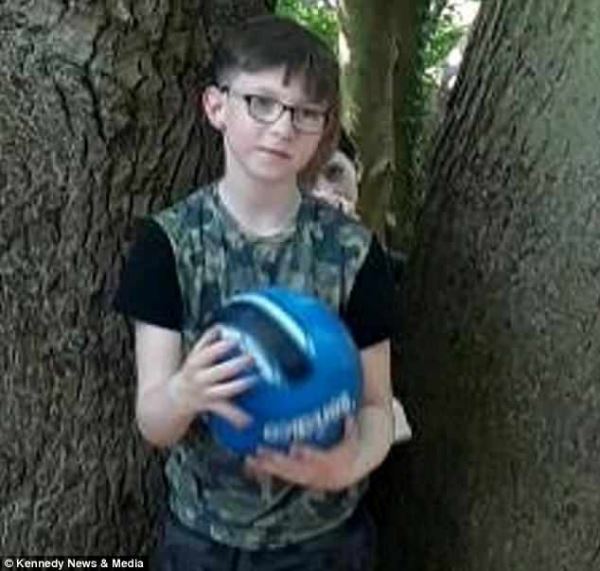 На снимке мать увидела голову ребенка-призрака, выглядывающего из-за плеча ее сына