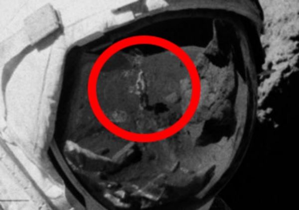 На старом фото миссии Аполлон 17 с Луны найдено изображение человека без скафандра