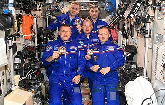 Космонавты Роскосмоса показали народный шеврон с&nbsp;борта МКС