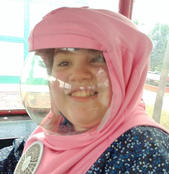 Девочка вынуждена постоянно ходить в "скафандре" из-за сильной аллергии на солнечный свет