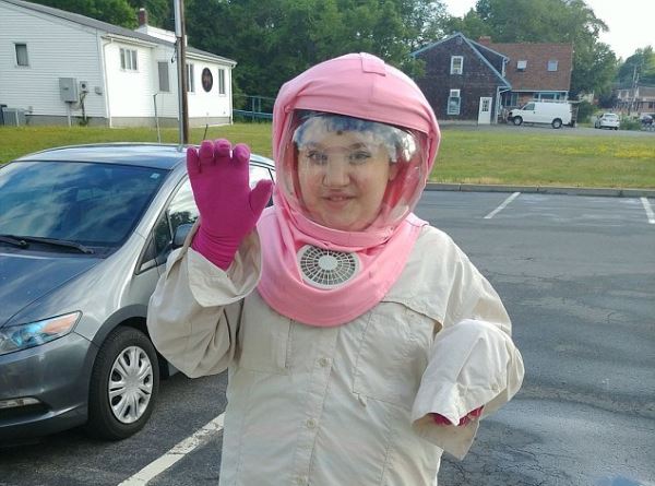 Девочка вынуждена постоянно ходить в "скафандре" из-за сильной аллергии на солнечный свет