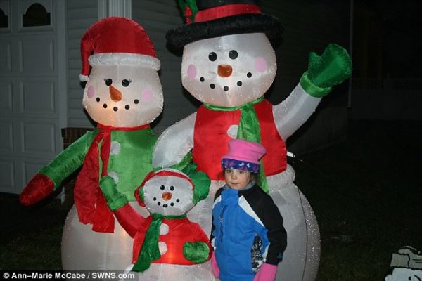 Девочка вынуждена постоянно ходить в "скафандре" из-за сильной аллергии на солнечный свет