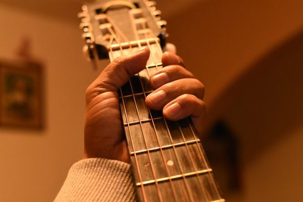 Наблюдение гигантских рыб в Крыму, шар в небе и странная скрипка на стене. Истории от наших читателей