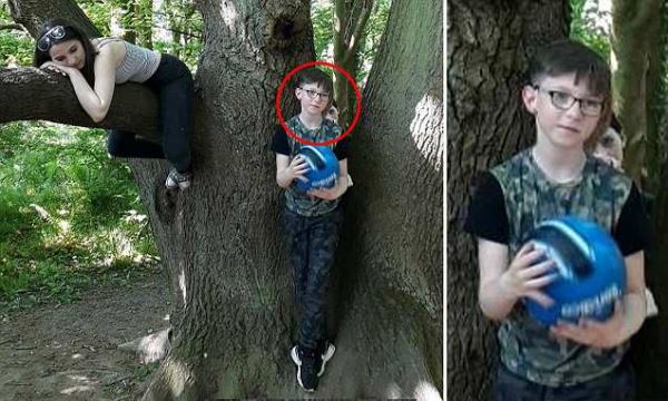 На снимке мать увидела голову ребенка-призрака, выглядывающего из-за плеча ее сына