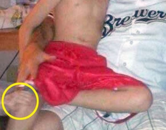 Мужчина решил, что принес кого-то с того света, когда после клинической смерти увидел на свежем семейном фото руку призрака