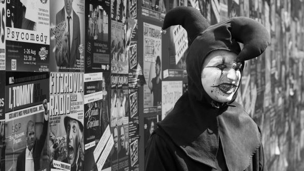 История Дэна Митчелла, которого всю жизнь преследует фантом, похожий на Арлекина