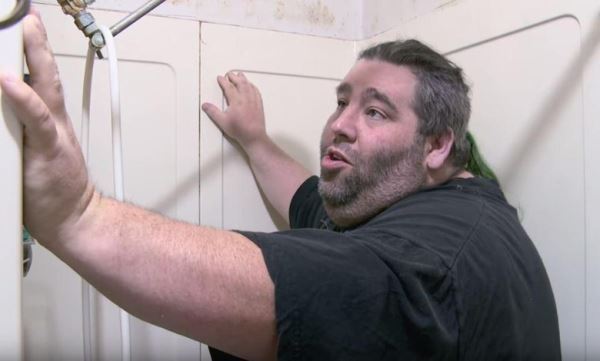 Мужчина 9 лет прожил с огромной мошонкой, весившей 36 кг