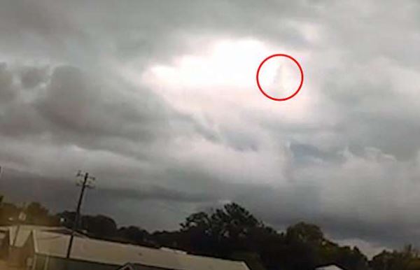 В небесах засняли ходившую по облаку фигуру "Бога"